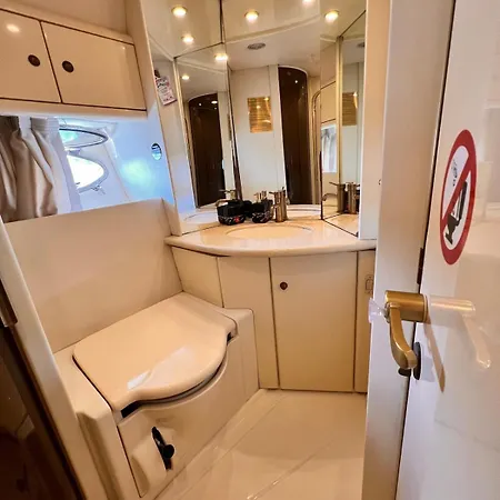 Exclusive 2 Úszó hotel *