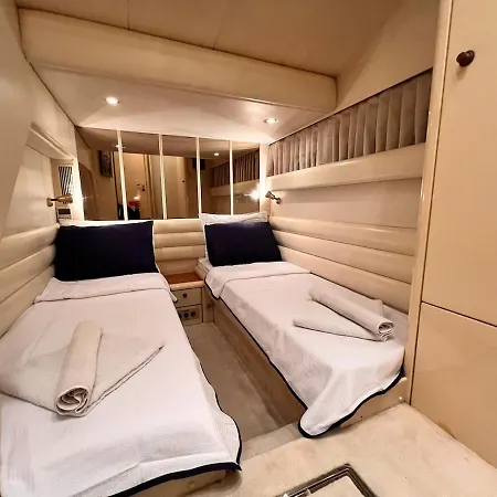 Exclusive 2 Úszó hotel *