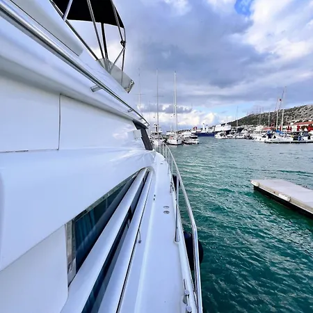 Exclusive 2 Úszó hotel *