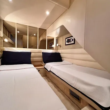 Exclusive 2 Úszó hotel